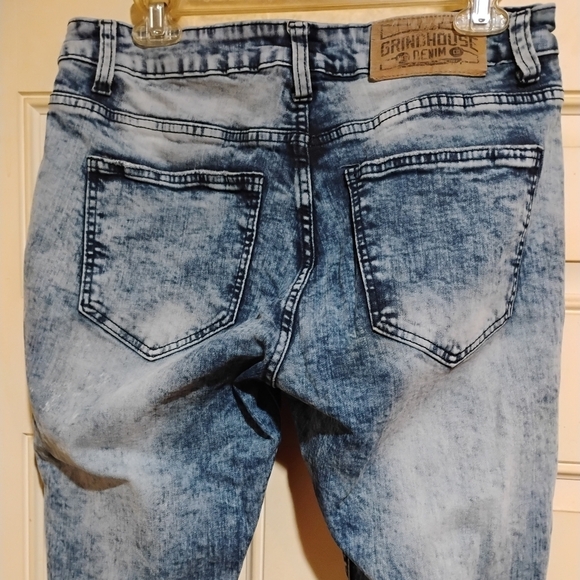 Grindhouse Distressed Blue Jeans With Metal Logo Size Of 32x32 - Picture 10 of 12